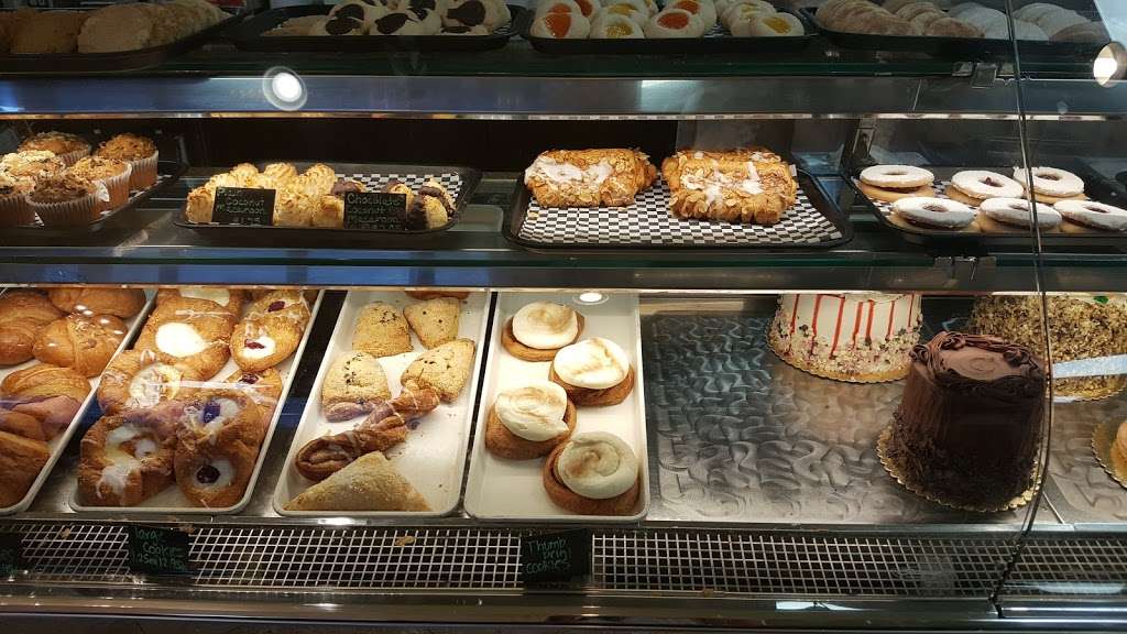 Créme de la Créme Bakery | 16810 Van Buren Boulevard #101b, Riverside, CA 92504, USA | Phone: (951) 780-9222