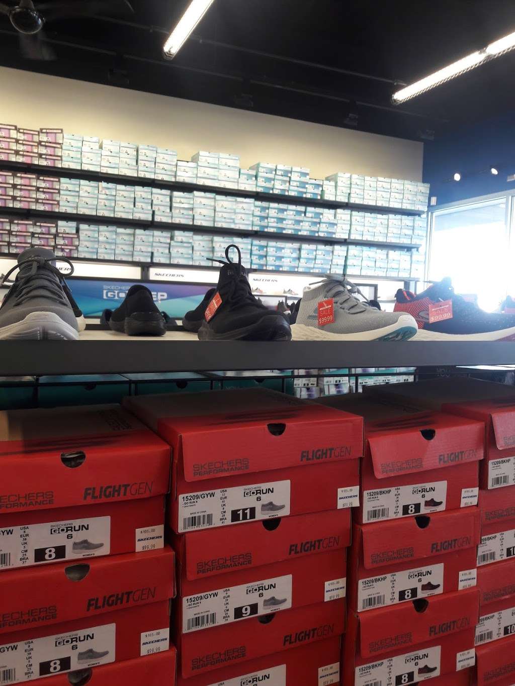 SKECHERS Factory Outlet | 11211 120th Ave #579, Pleasant Prairie, WI 53158 | Phone: (262) 857-9250