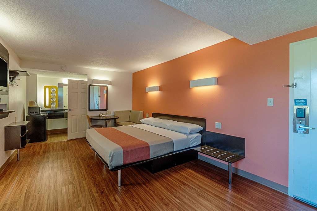 Motel 6 Martinsburg WV | 5595 Hammonds Mill Rd, Martinsburg, WV 25404 | Phone: (304) 274-2181