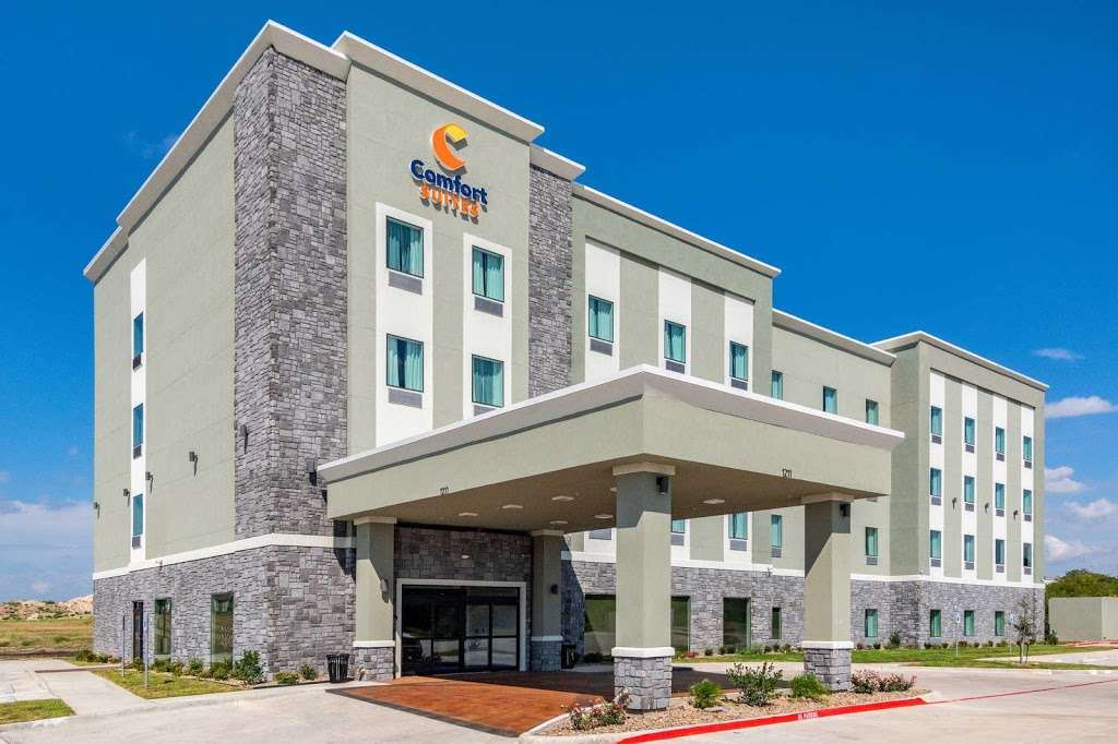 Comfort Suites DeSoto Dallas South | 1211 E Wintergreen Rd, DeSoto, TX 75115, USA | Phone: (469) 677-5452