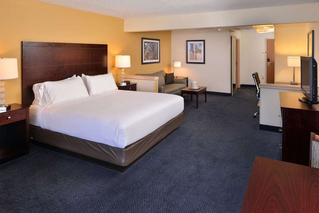 Holiday Inn Express & Suites St. Joseph | 3019 Lakeshore Dr, St Joseph, MI 49085, USA | Phone: (269) 982-0004