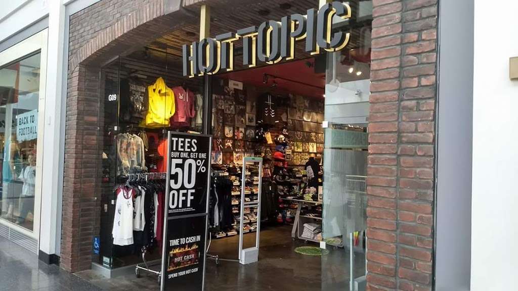 Hot Topic | 3333 W Touhy Ave, Lincolnwood, IL 60712, USA | Phone: (847) 329-9220