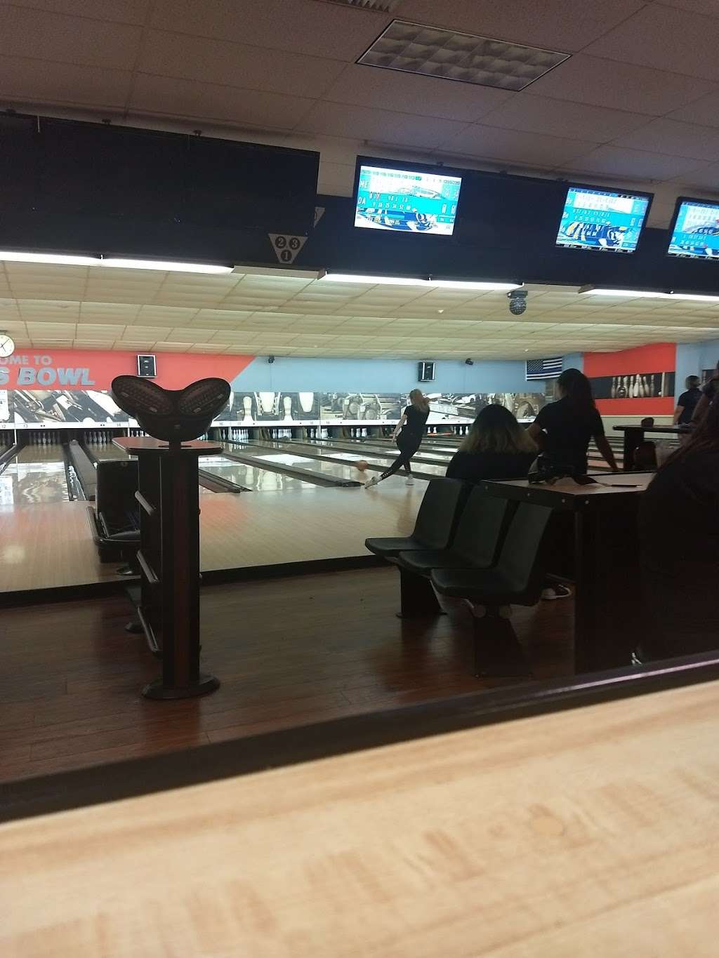 Lakes Bowl | 601 Railroad Ave, Round Lake, IL 60073 | Phone: (847) 546-2800