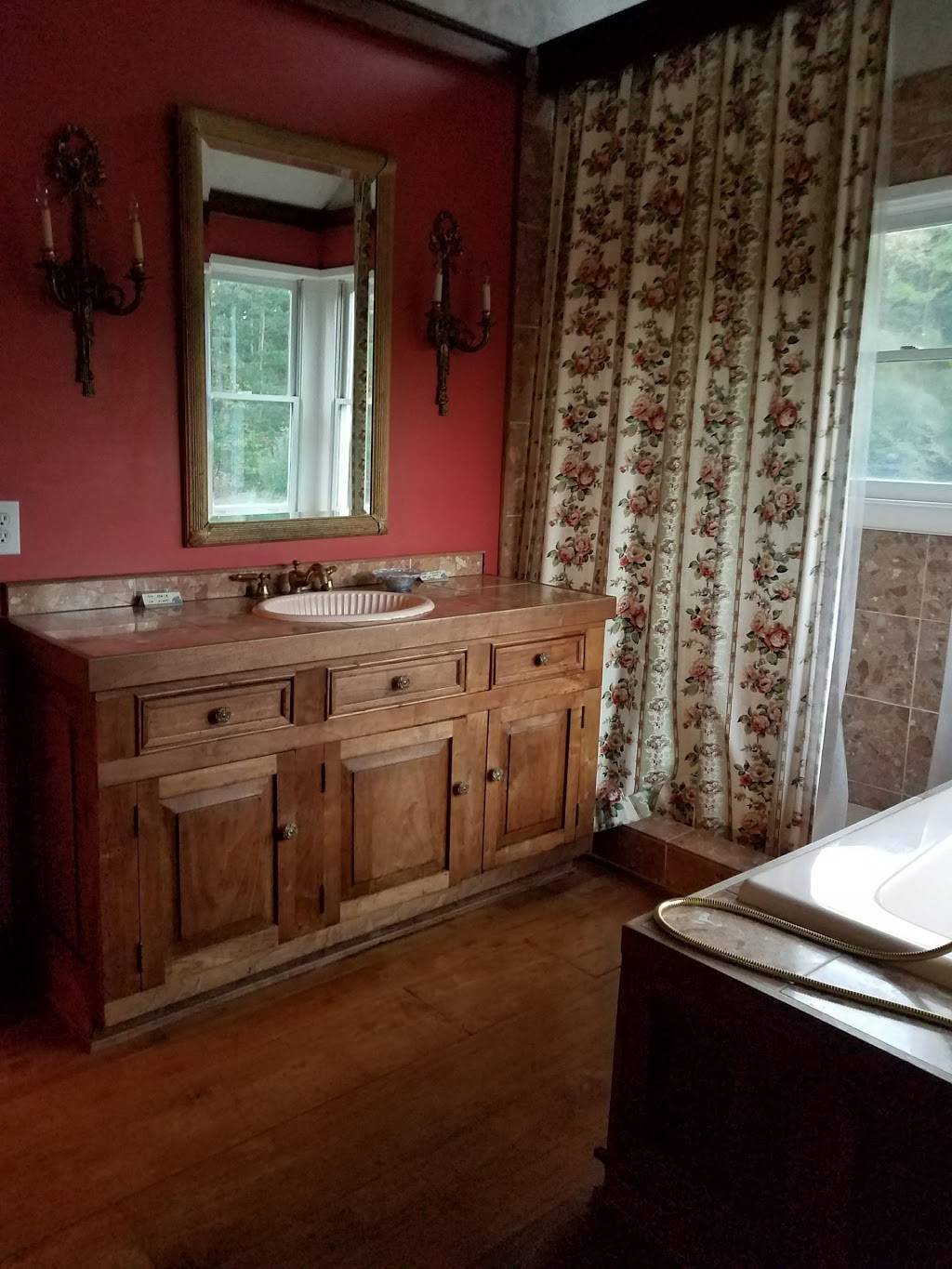 Walnut Lane Bed & Breakfast Inn | 7119 Racine Rd, Pleasant Garden, NC 27313, USA | Phone: (336) 674-7093