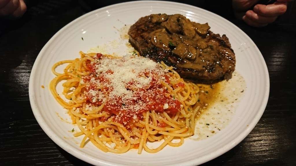 Carrabbas Italian Grill | 8030 Ritchie Hwy, Pasadena, MD 21122, USA | Phone: (410) 863-5960