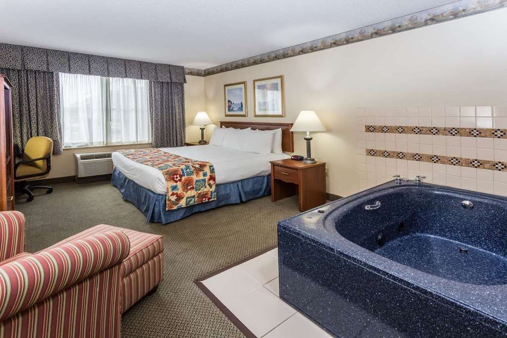 Baymont by Wyndham Waterford/Burlington WI | 750 Fox Ln, Waterford, WI 53185, USA | Phone: (262) 534-4100