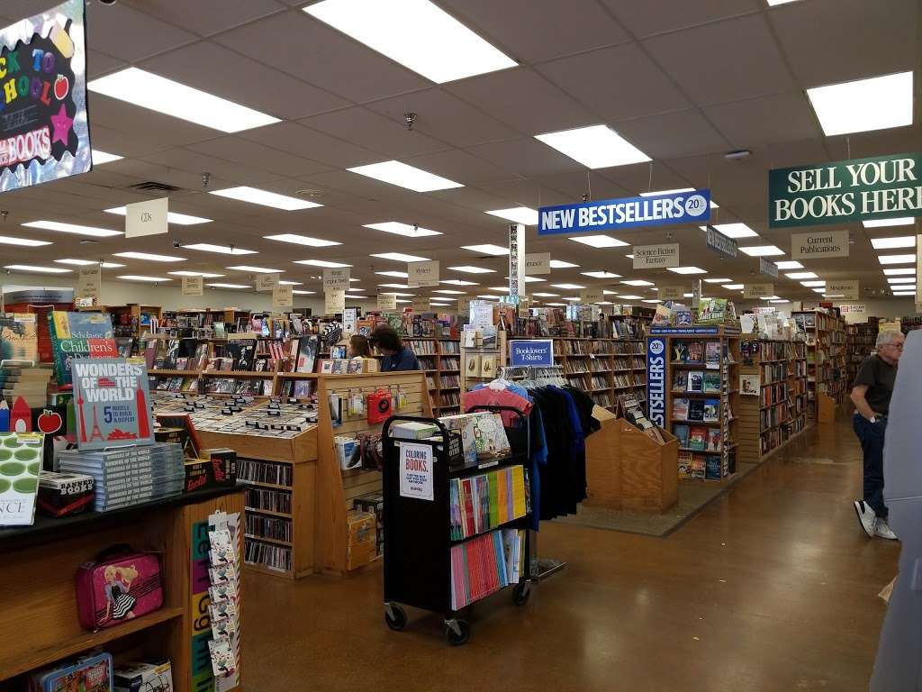 Half Price Books | 5605 W Touhy Ave, Niles, IL 60714 | Phone: (847) 588-2286