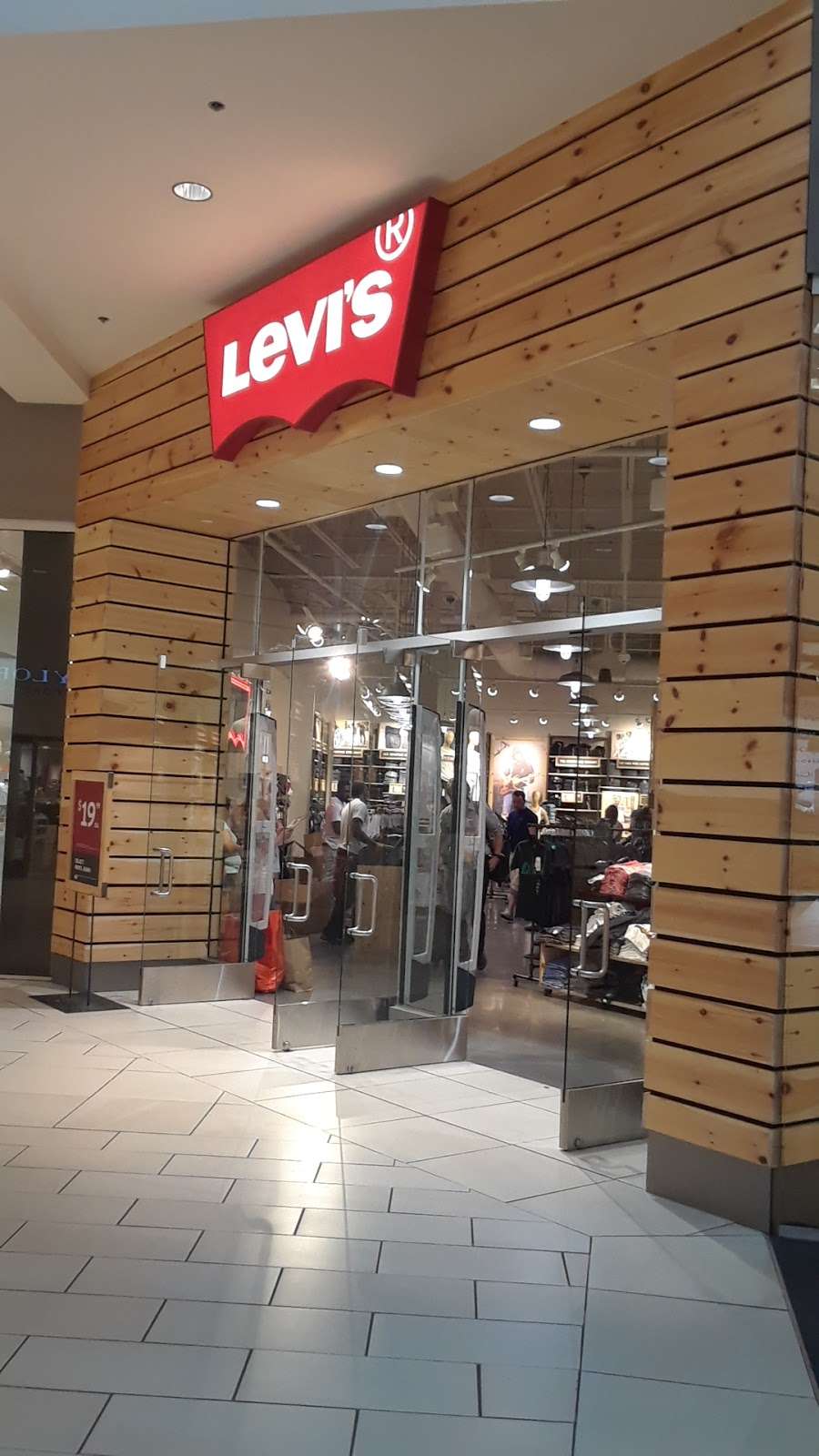 Levi's Outlet Store at Jersey Gardens, 651 Kapkowski Rd ...