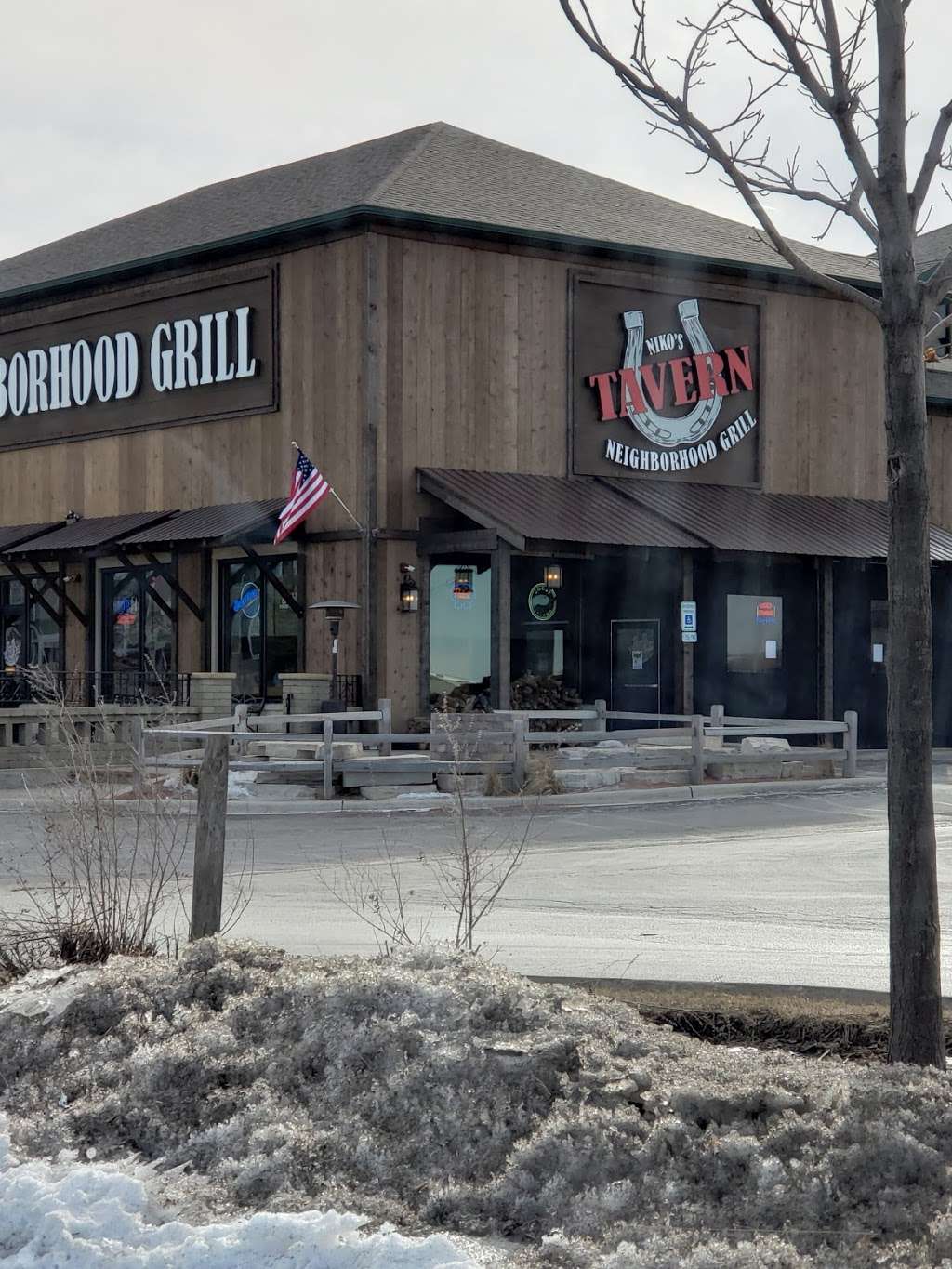 Nikos Tavern Neighborhood Grill | 40W188 Campton Crossings Dr, St. Charles, IL 60175, USA | Phone: (630) 549-0037