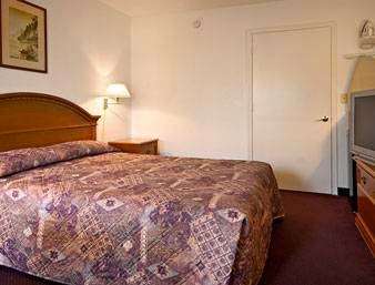 Days Inn by Wyndham Ruther Glen Kings Dominion Area | 24320 Rogers Clark Blvd, Ruther Glen, VA 22546, USA | Phone: (804) 223-3211