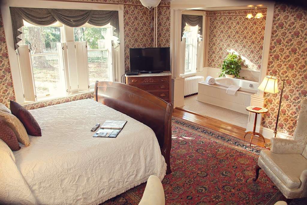 The Carriage Inn Bed and Breakfast | 417 E Washington St, Charles Town, WV 25414, USA | Phone: (304) 728-8003