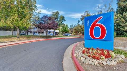 Motel 6 Santa Rosa North CA | 3145 Cleveland Ave, Santa Rosa, CA 95403, USA | Phone: (707) 536-0207