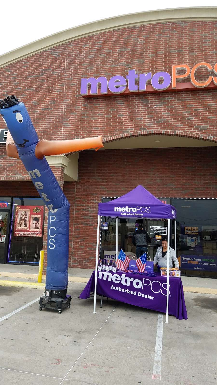 Metro by T-Mobile | 724 E Marshall Dr, Grand Prairie, TX 75051, USA | Phone: (972) 262-6100