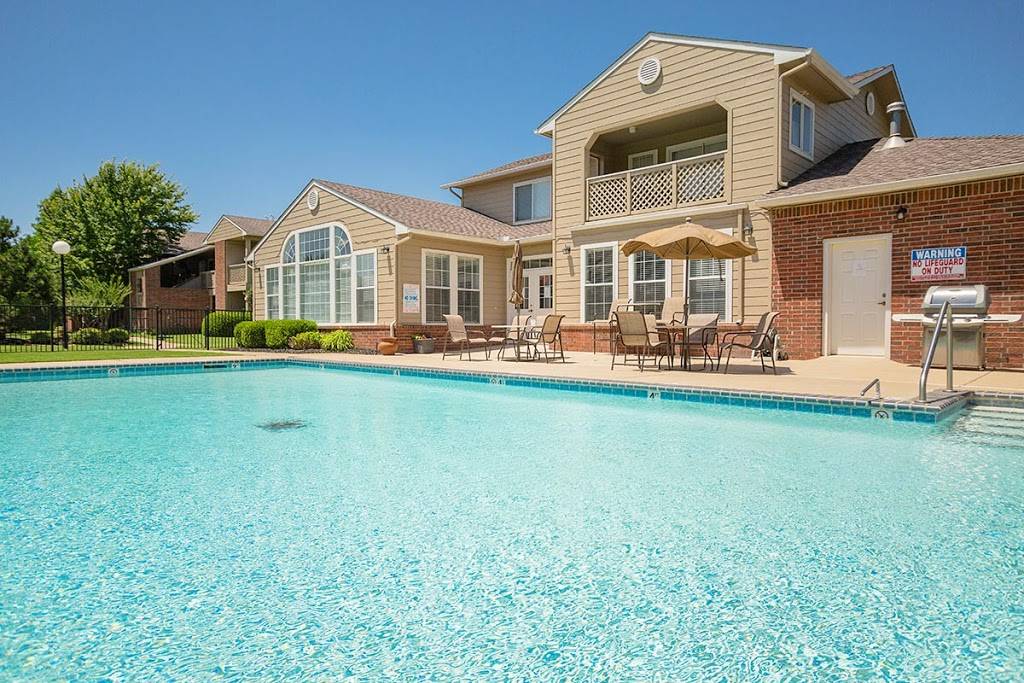 Rosewood Manor Apartments | 800 S Kelly Ave, Edmond, OK 73003, USA | Phone: (405) 334-4614