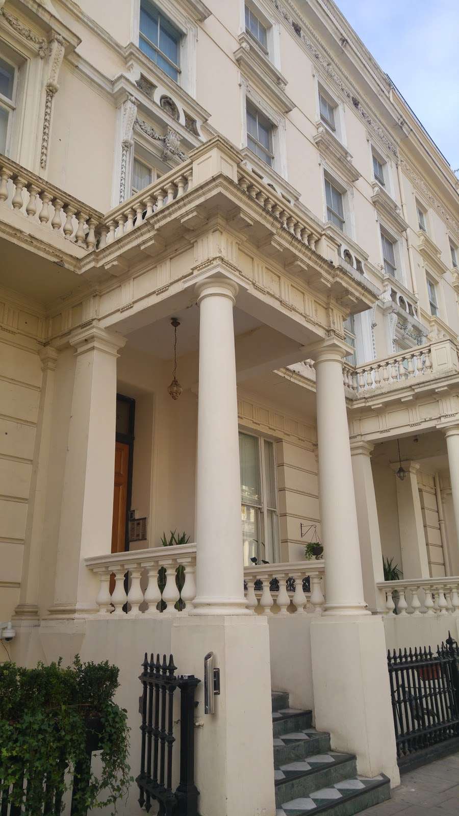Hyde Park Economy Apartments | 11-13 Inverness Terrace, London W2 3JL, UK | Phone: 020 7221 1811