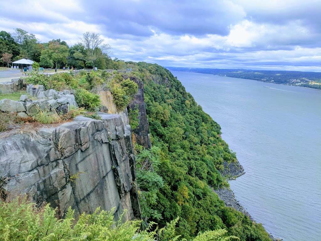 Palisades Interstate Park Commission: State Line Lookout | State Line Lookout and, Palisades Interstate Pkwy, Alpine, NJ 07620, USA | Phone: (201) 750-0465