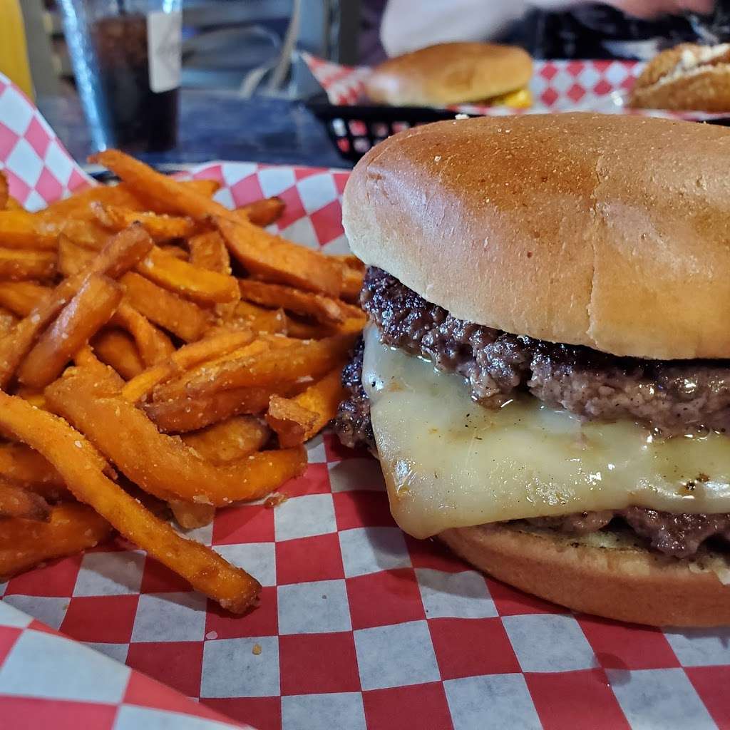 Matty G’s Steakburgers & Spirits | 18425 N 51st Ave, Glendale, AZ 85308, USA | Phone: (623) 235-6218