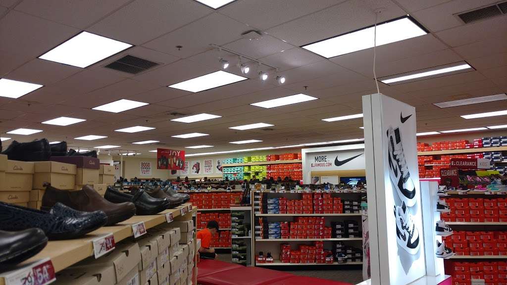 Famous Footwear, OLDE SPROUL SHOPPING 