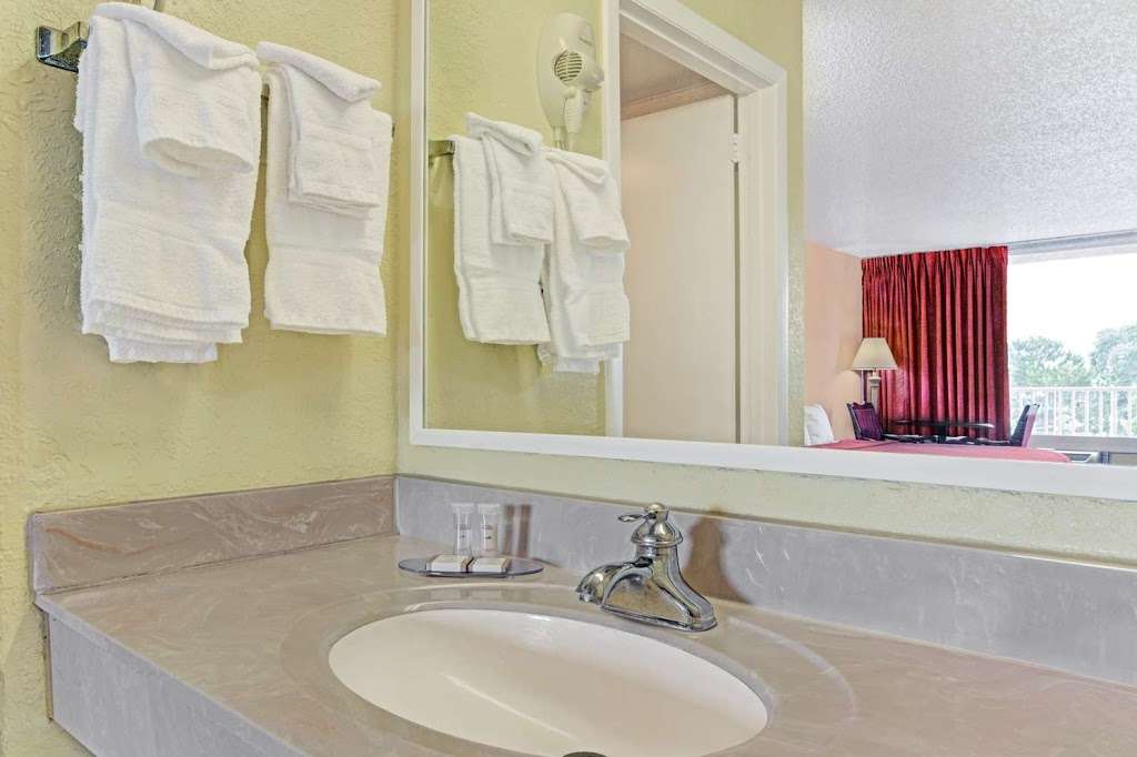 Howard Johnson by Wyndham Tropical Palms Kissimmee | 4311 W Vine St Hwy 192, Kissimmee, FL 34746, USA | Phone: (407) 966-4406