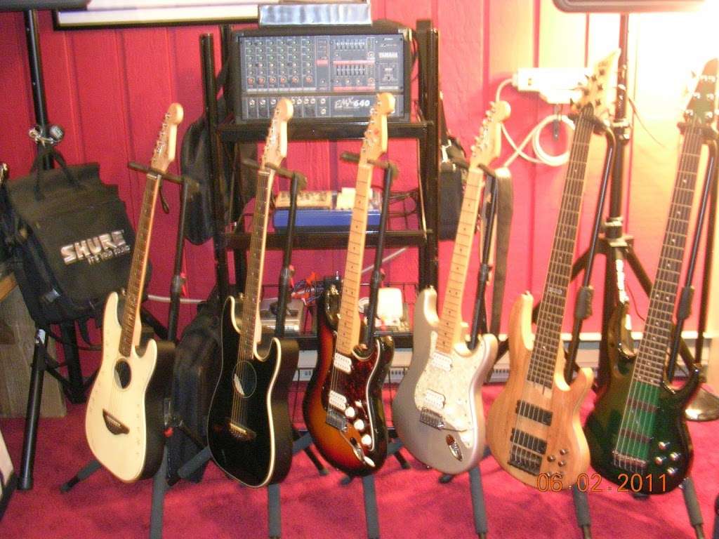 GUITARS PLUS of Woodbury | Cedar Spring Ln, Woodbury, CT 06798, USA | Phone: (203) 560-8415