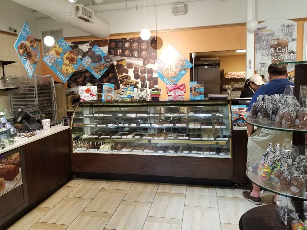 Kilwins Chocolates Lake Worth Beach | 10 S Ocean Blvd, Lake Worth, FL 33460 | Phone: (561) 249-1568