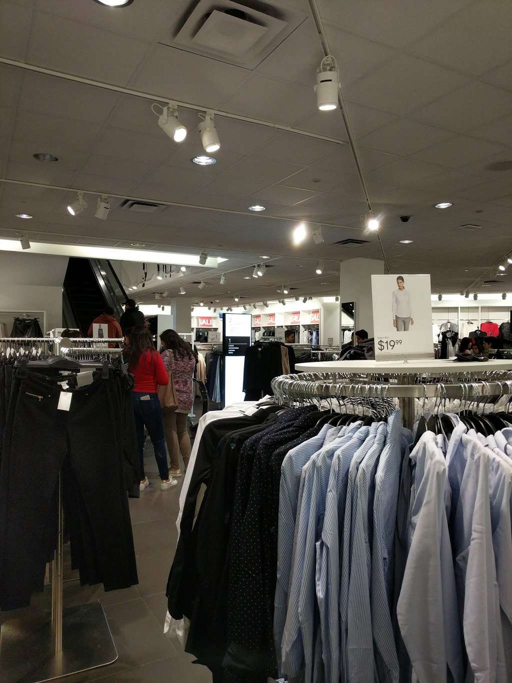 H&M | 100 Citadel Dr, Commerce, CA 90040, USA | Phone: (855) 466-7467