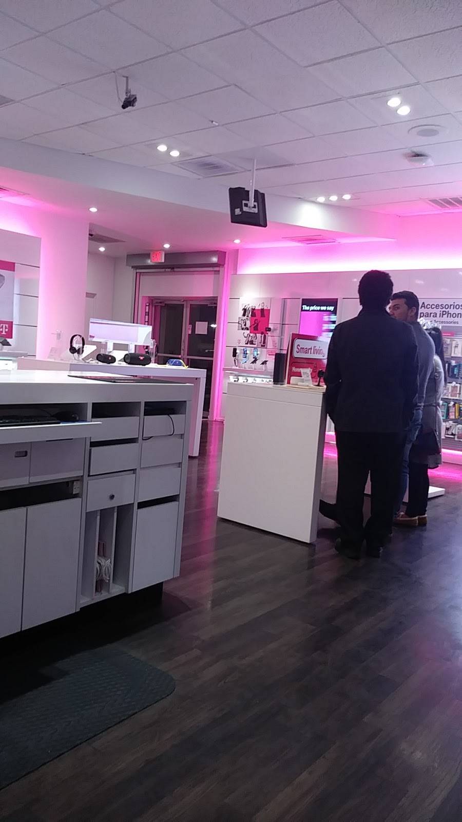 T-Mobile | 17435 North Fwy, Houston, TX 77090, USA | Phone: (281) 397-0907