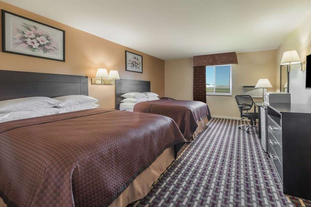 Super 8 by Wyndham Higginsville | I-70 and Hwy 13 Exit 49, Higginsville, MO 64037 | Phone: (660) 584-7781
