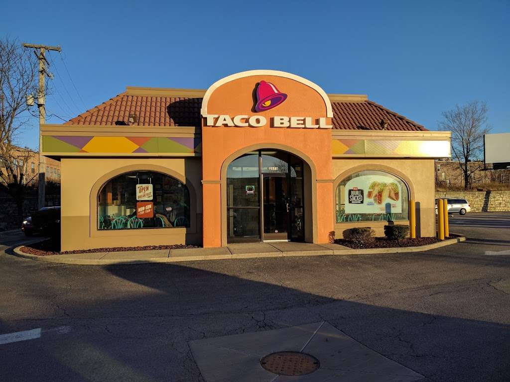 Taco Bell | 2575 N Clybourn Ave, Chicago, IL 60614, USA | Phone: (773) 281-5156