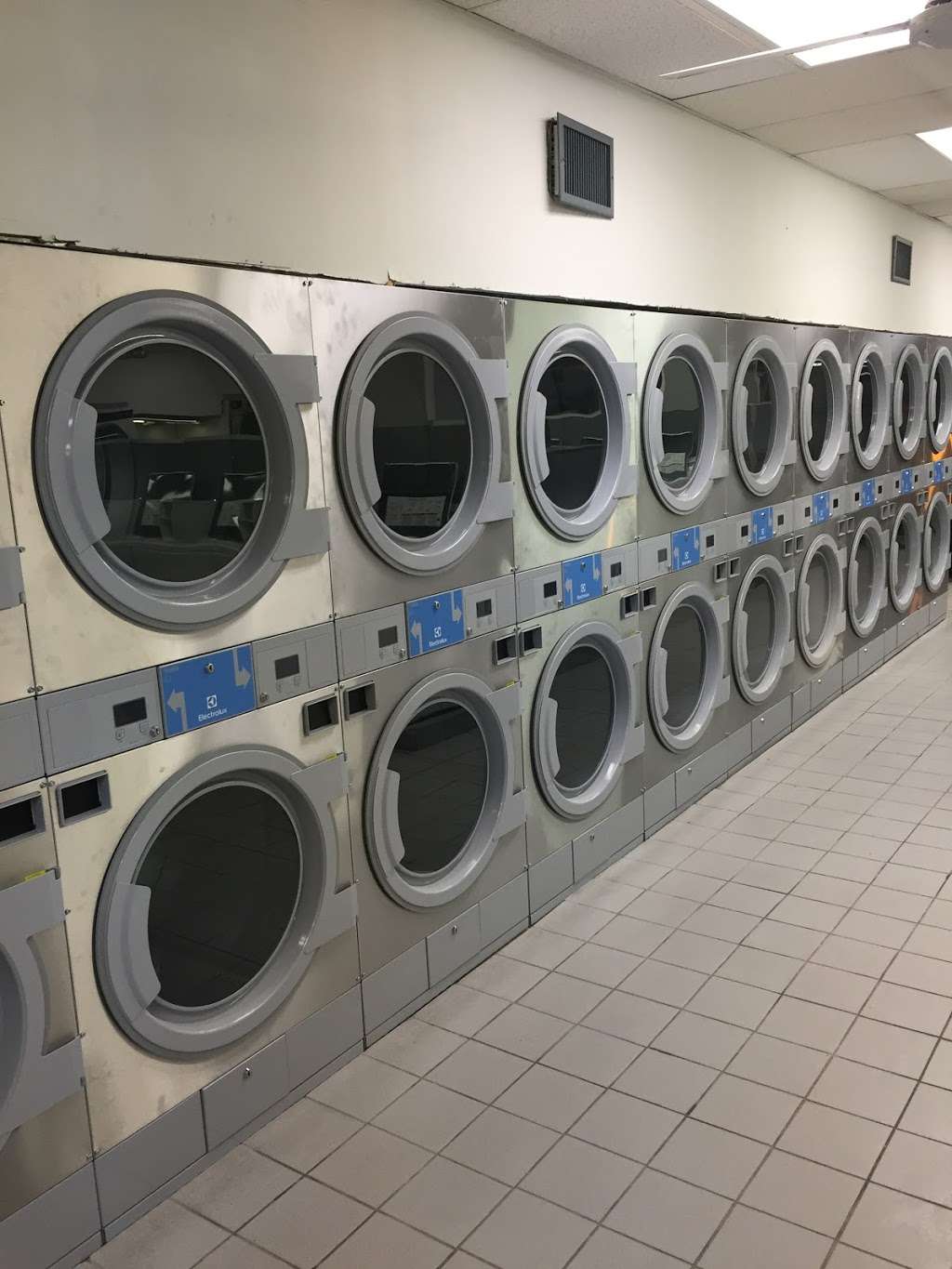 Andorra Laundromat | 8919 Ridge Ave, Philadelphia, PA 19128, USA | Phone: (267) 385-7320