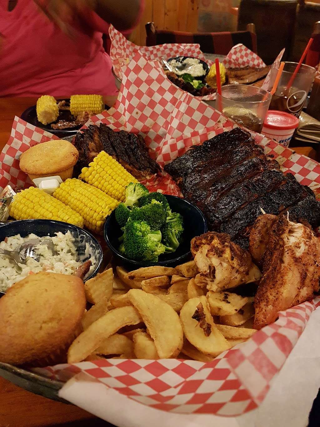 Famous Daves Bar-B-Que | 1936 S Christopher Columbus Blvd, Philadelphia, PA 19148, USA | Phone: (215) 339-0339