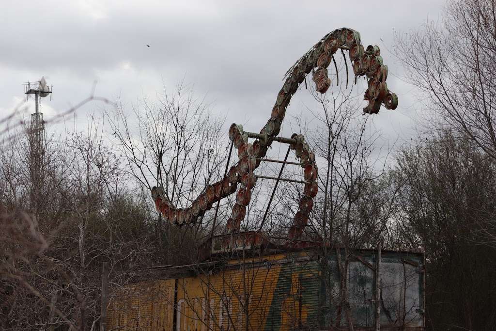 Real Dinosaur Sculpture | 38420 Interstate 10 Frontage Rd, Brookshire, TX 77423, USA