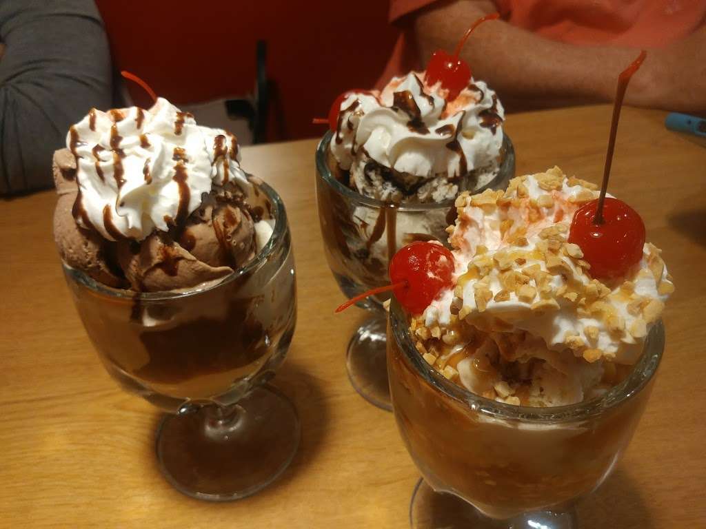 Scooples Icecream Parlor and Restaurant | 2718 Brownwood Blvd, Wildwood, FL 34785, USA | Phone: (352) 750-6263