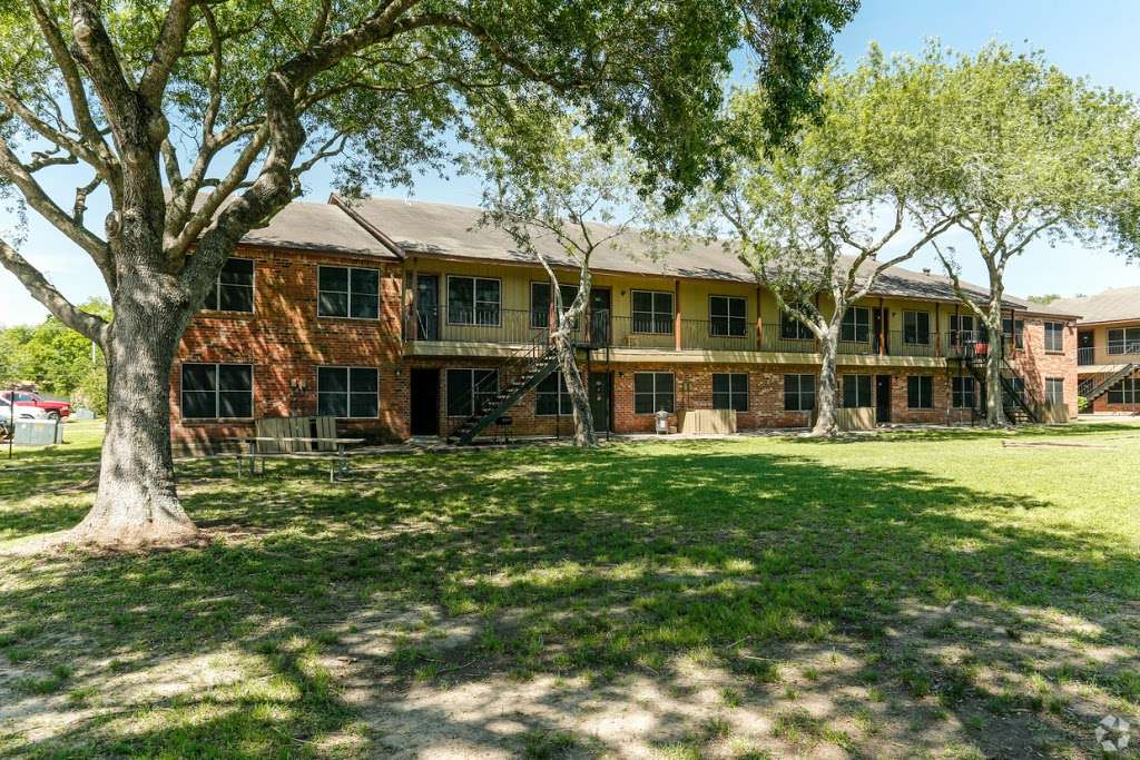 Oaks at Mustang Apartments | 2101 Mustang Rd, Alvin, TX 77511, USA | Phone: (281) 607-2065