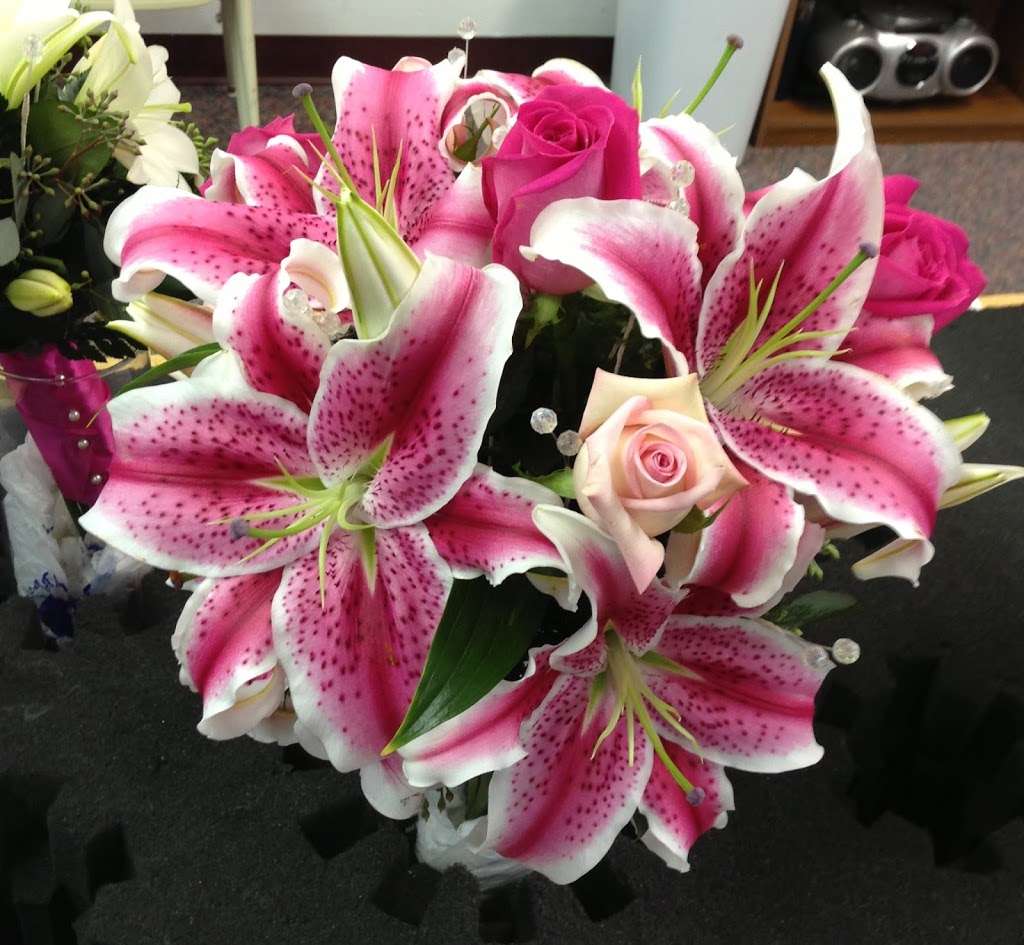 Harrington Floral | 220 Oak St, Bonner Springs, KS 66012, USA | Phone: (913) 441-2233