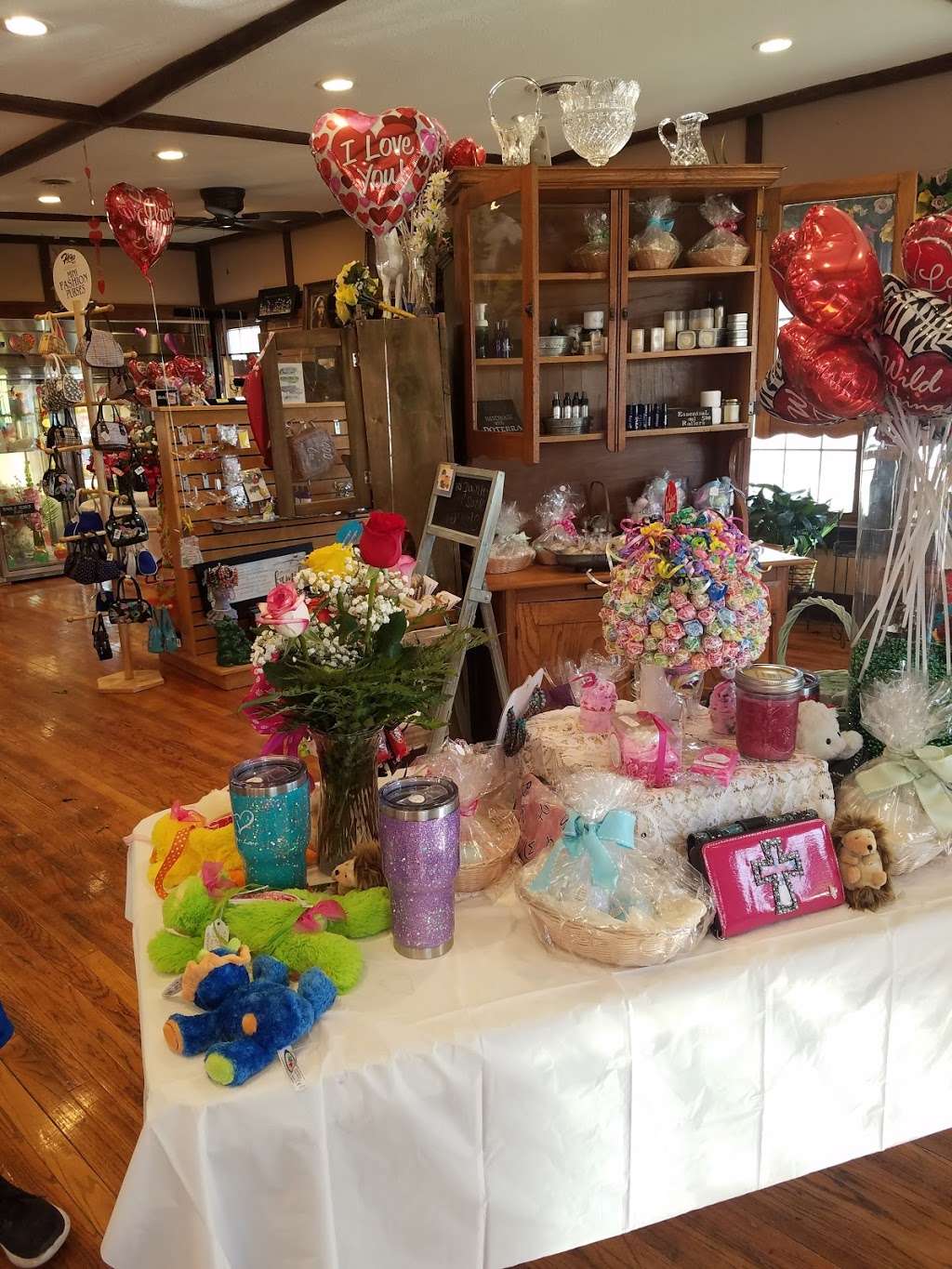 Lauras Florals and Gifts | 121 West 40 Hwy, Odessa, MO 64076, USA | Phone: (816) 230-0202