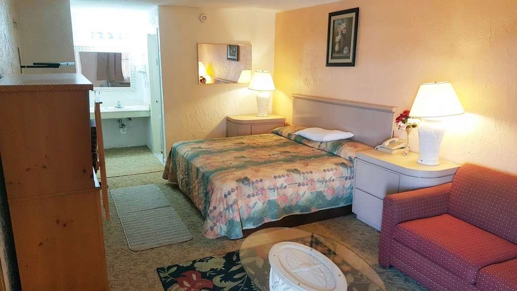 Gator Motel | 4576 W Irlo Bronson Memorial Hwy, Kissimmee, FL 34746 | Phone: (407) 396-0127