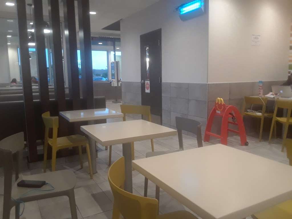 McDonalds | 1521 N Cockrell Hill Rd, Dallas, TX 75212, USA | Phone: (214) 467-1044