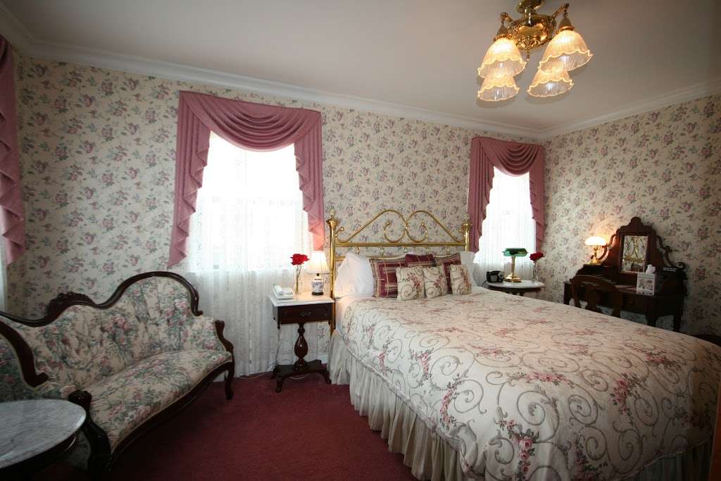 Pacific Victorian Bed & Breakfast | 325 Alameda Ave, Half Moon Bay, CA 94019, USA | Phone: (650) 712-3900