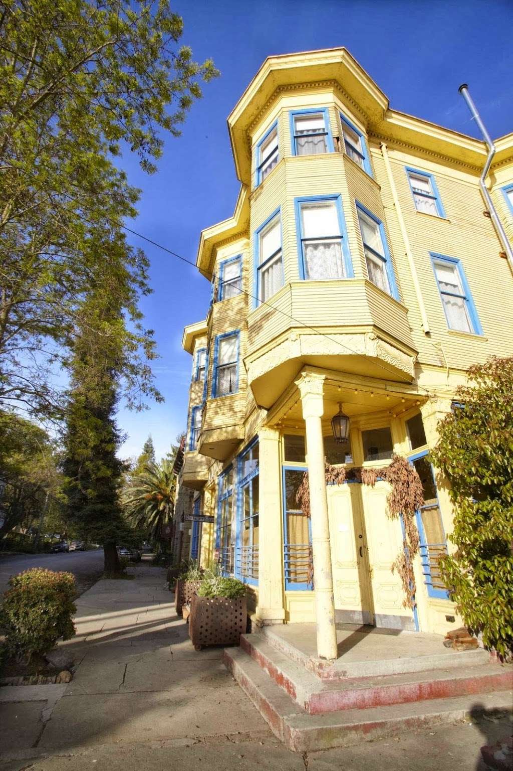 The Burlington Hotel | 2 Canyon Lake Dr, Port Costa, CA 94569, USA | Phone: (510) 787-6795