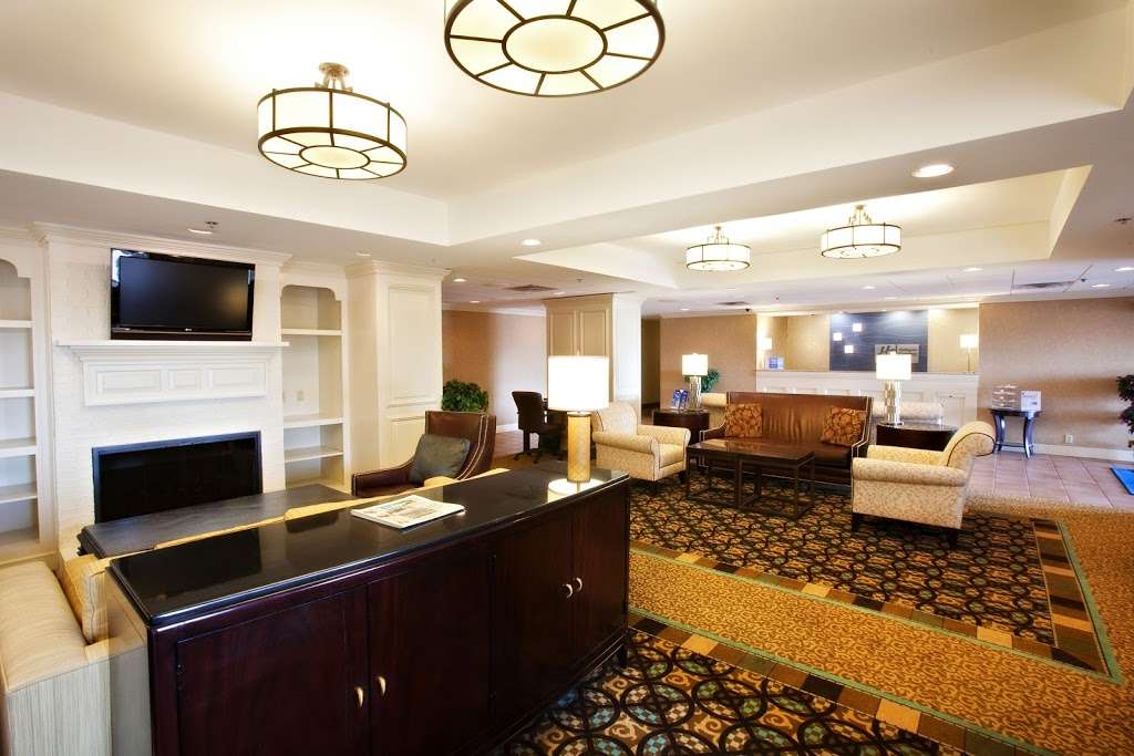 Holiday Inn Express Indianapolis Airport | 6296 Cambridge Way, Plainfield, IN 46168, USA | Phone: (317) 839-9000