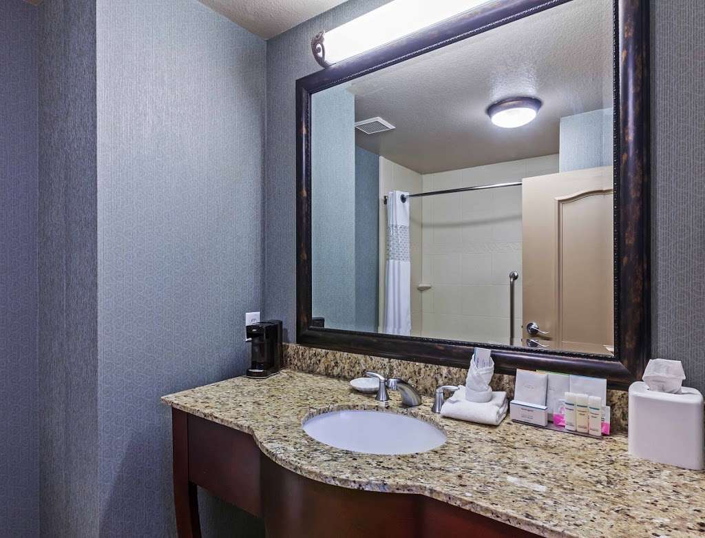 Hampton Inn & Suites Lake Jackson-Clute | 1121 TX-332, Clute, TX 77531 | Phone: (979) 265-3200