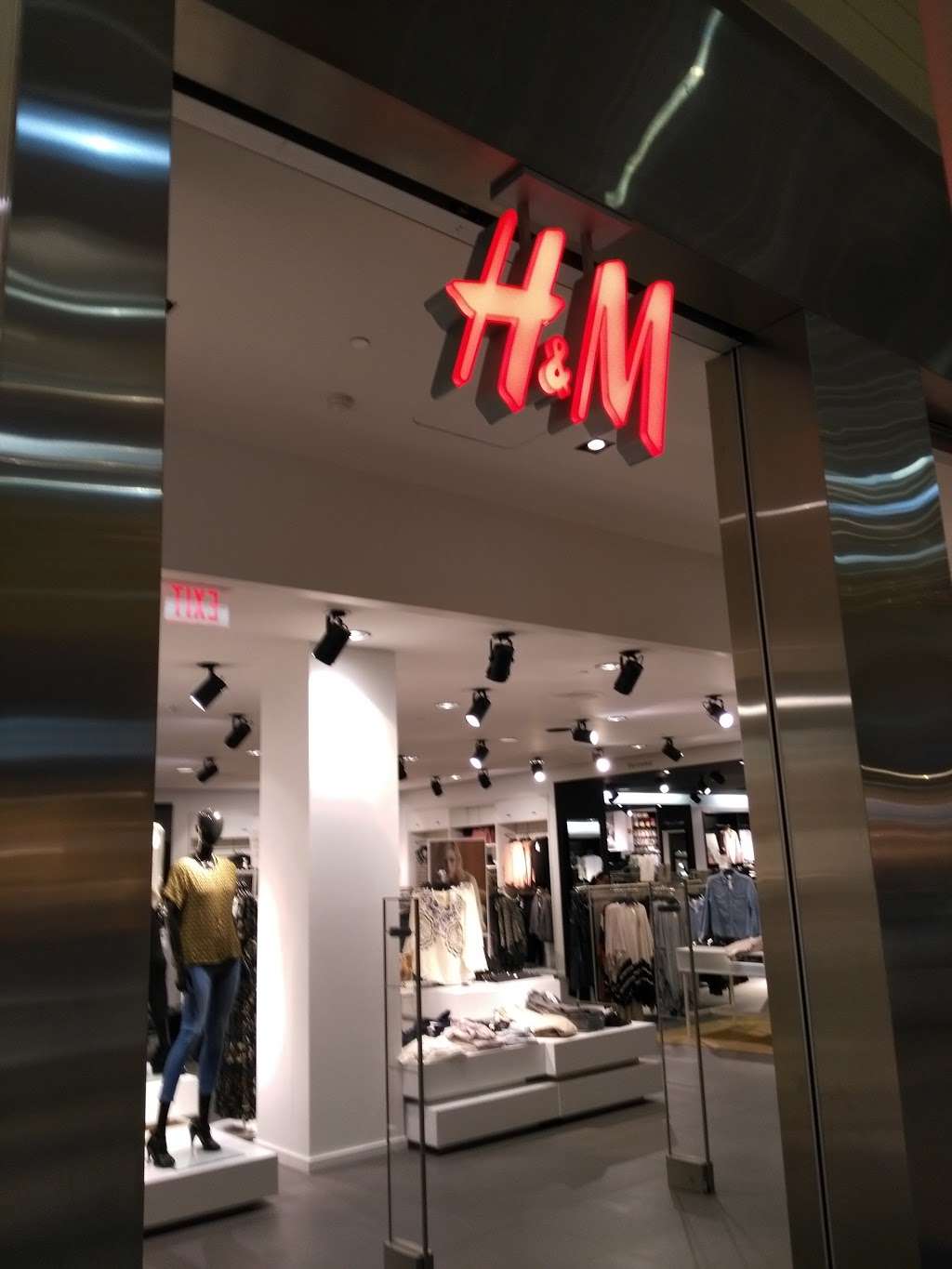 H&M - clothing store  | Photo 9 of 10 | Address: 3301-1137 E Main St #1137, Ventura, CA 93003, USA | Phone: (855) 466-7467