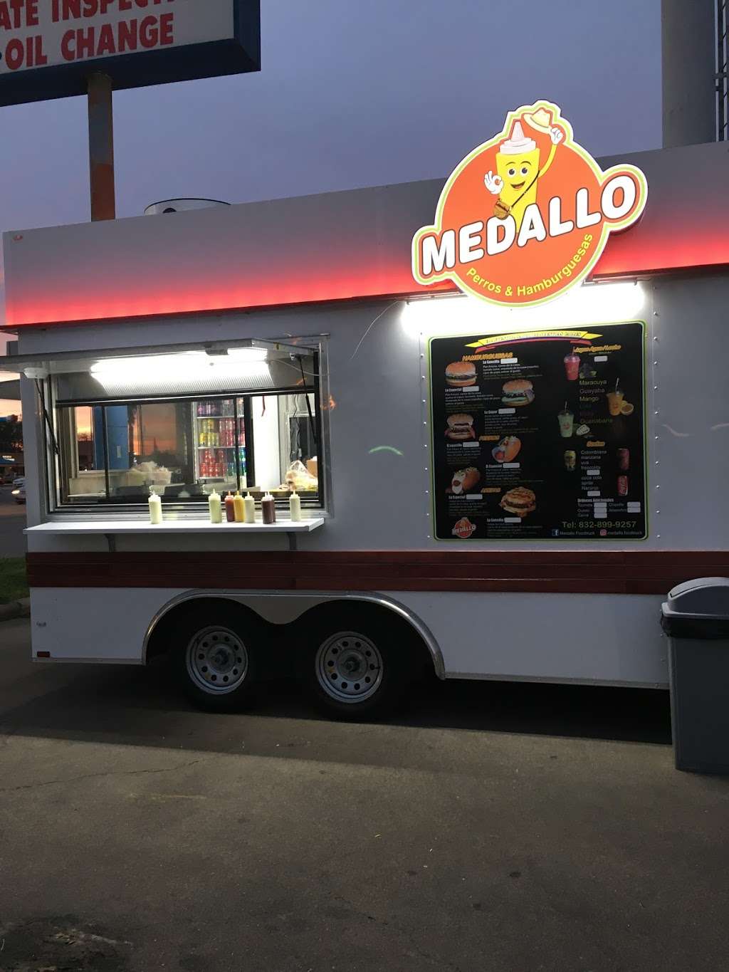 Medallo Perros y Hamburguesas | 2116 Fry Rd, Houston, TX 77084, United States | Phone: (832) 699-9257