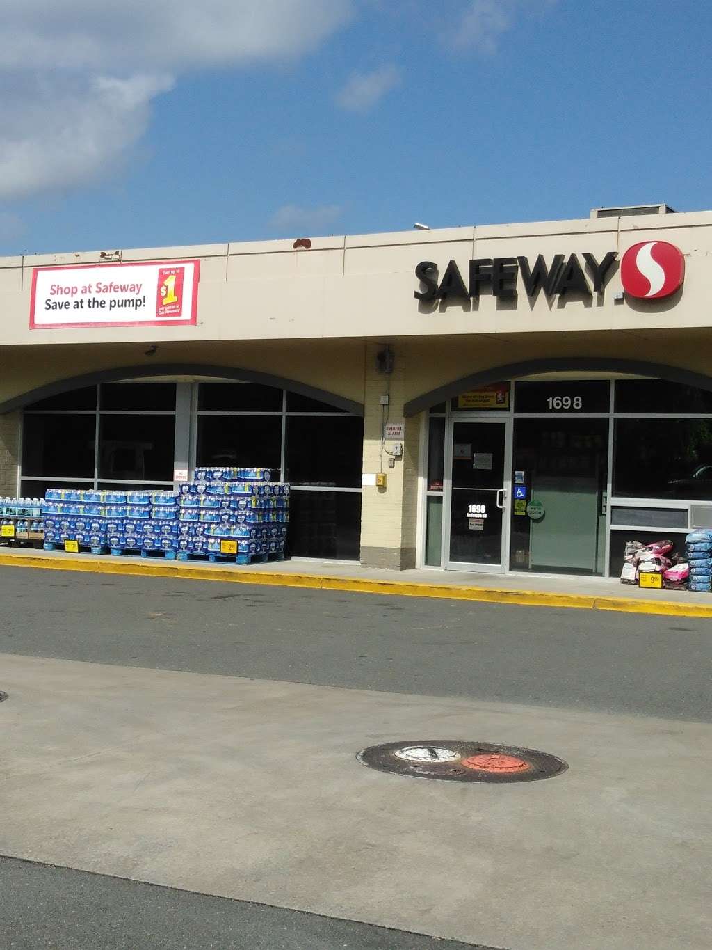 Safeway Fuel Station | 1698 Anderson Rd, McLean, VA 22102, USA | Phone: (703) 343-1000