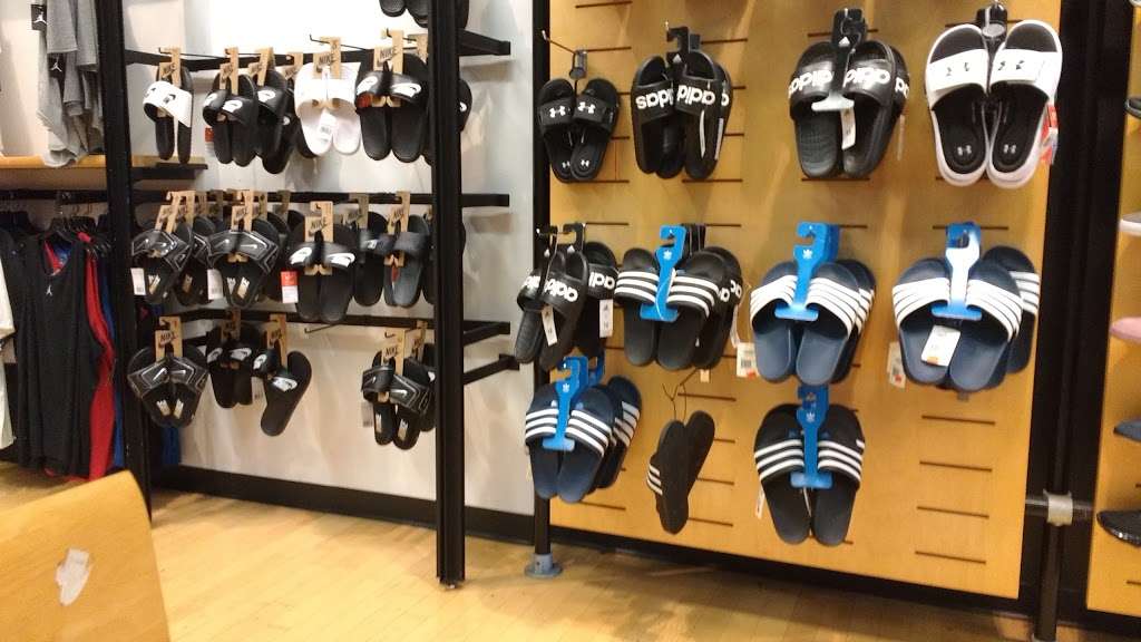 Finish Line | 1837 Village West Pkwy, Kansas City, KS 66111, USA | Phone: (913) 328-1044