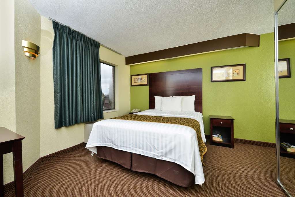 Econo Lodge Inn & Suites Richardson-Dallas | 2458 N Central Expy, Richardson, TX 75080, USA | Phone: (972) 470-9440