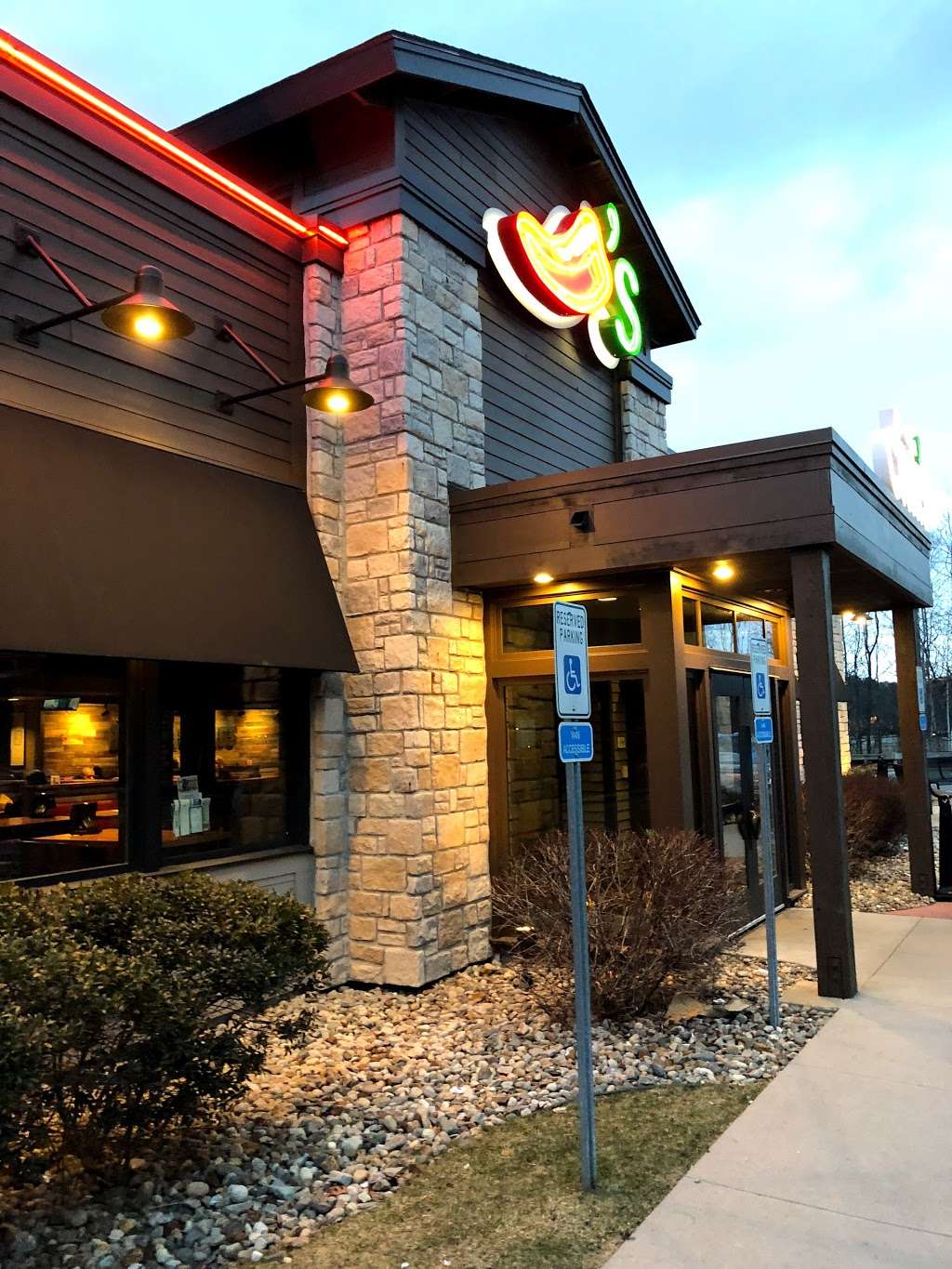 Chilis Grill & Bar | 131 River Rd, Andover, MA 01810, USA | Phone: (978) 686-5075