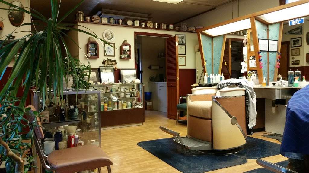 Marys Olde Tyme Barber Shoppe | 13605 Summit Ave, Blue Ridge Summit, PA 17214, USA | Phone: (717) 794-2420