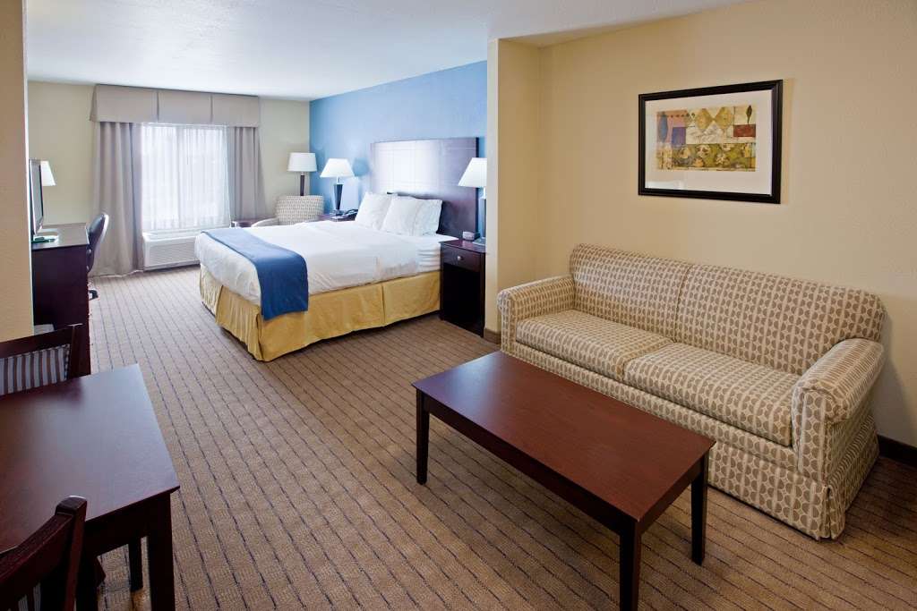 Holiday Inn Express & Suites Shelbyville Indianapolis | 38 W Rampart Rd, Shelbyville, IN 46176, USA | Phone: (317) 398-0800